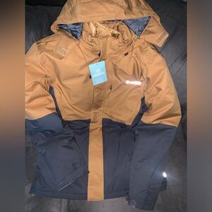 It’s a 3 in 1 jacket from the brand Magellan!
